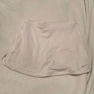 White Nike tennis skirt (ages 10-12 M)
